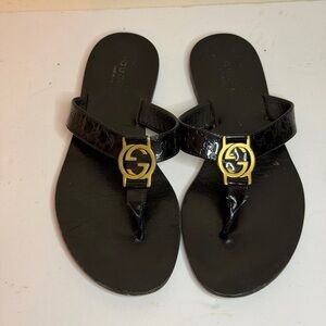Gucci Women's Flat Thong Sandals Black Patent Leather Gold GG Logo Size 35